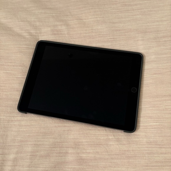 Apple iPad Pro 9.7” - Space Grey - Picture 2 of 3